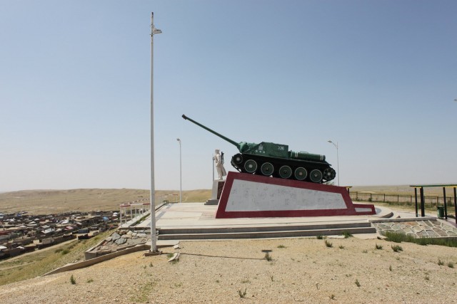 Памятник в Сайншанде: отсюда (в том числе) был танковый прорыв советских войск через Гоби в тыл квантунской армии