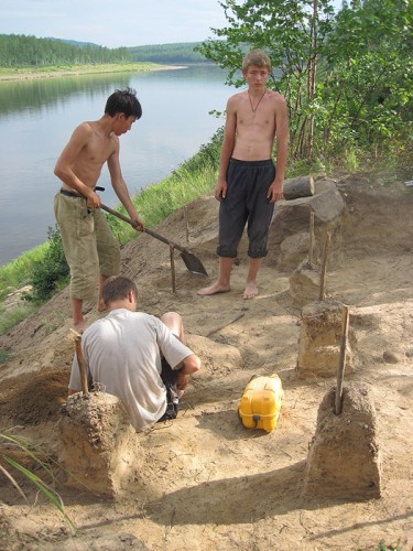 пацаны с археологического отряда на месте раскопок