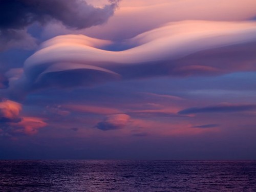 Линзовидные облака — видимое проявление стоячих атмосферных волн. © Fedorov Oleksiy | Shutterstock.com